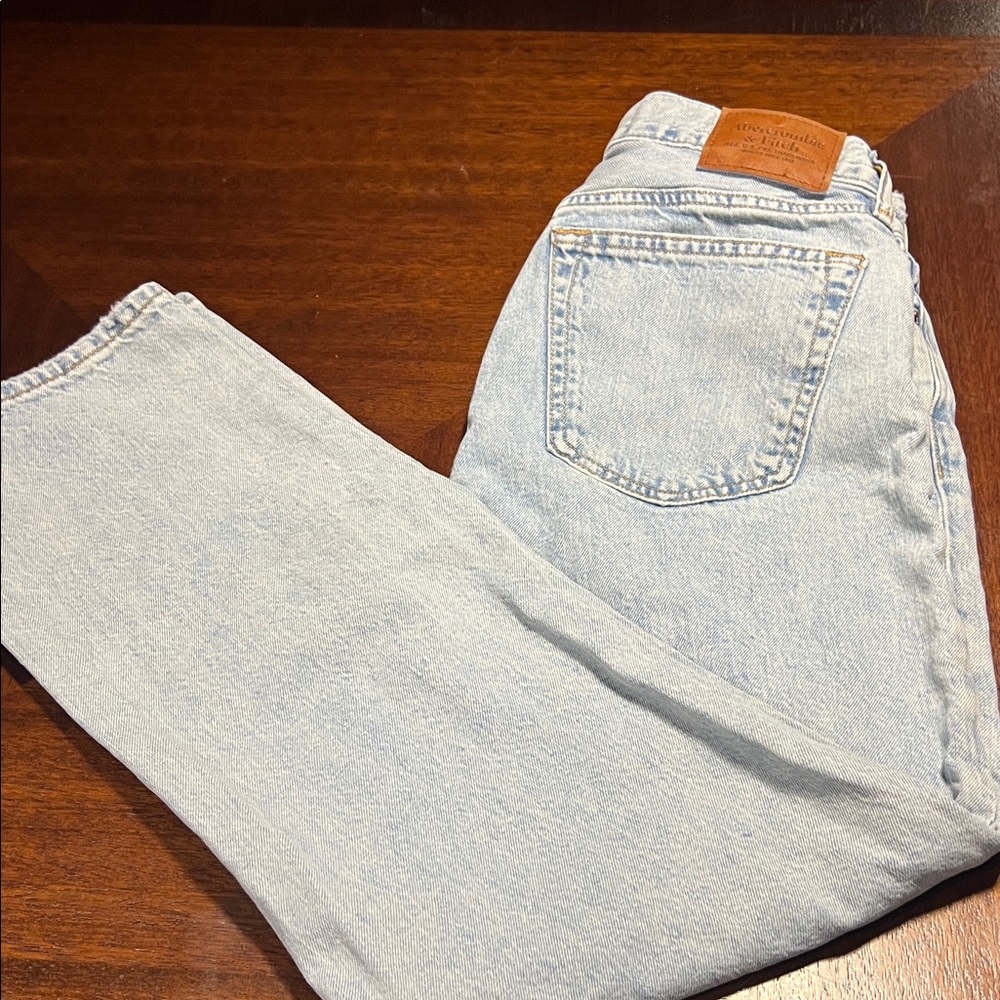 Abercrombie & Fitch Men's Light Wash loose Jeans